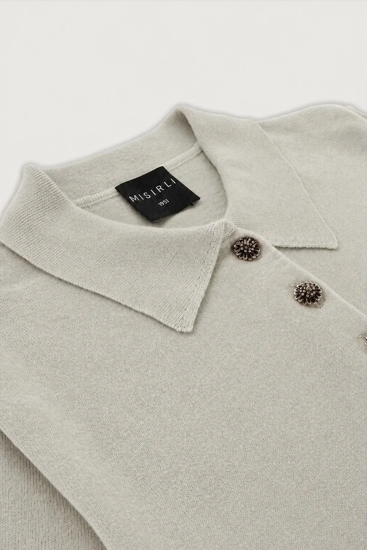 Açık Gri Polo Yaka Çiçek Düğmeli Kadın T-Shirt  Mısırlı