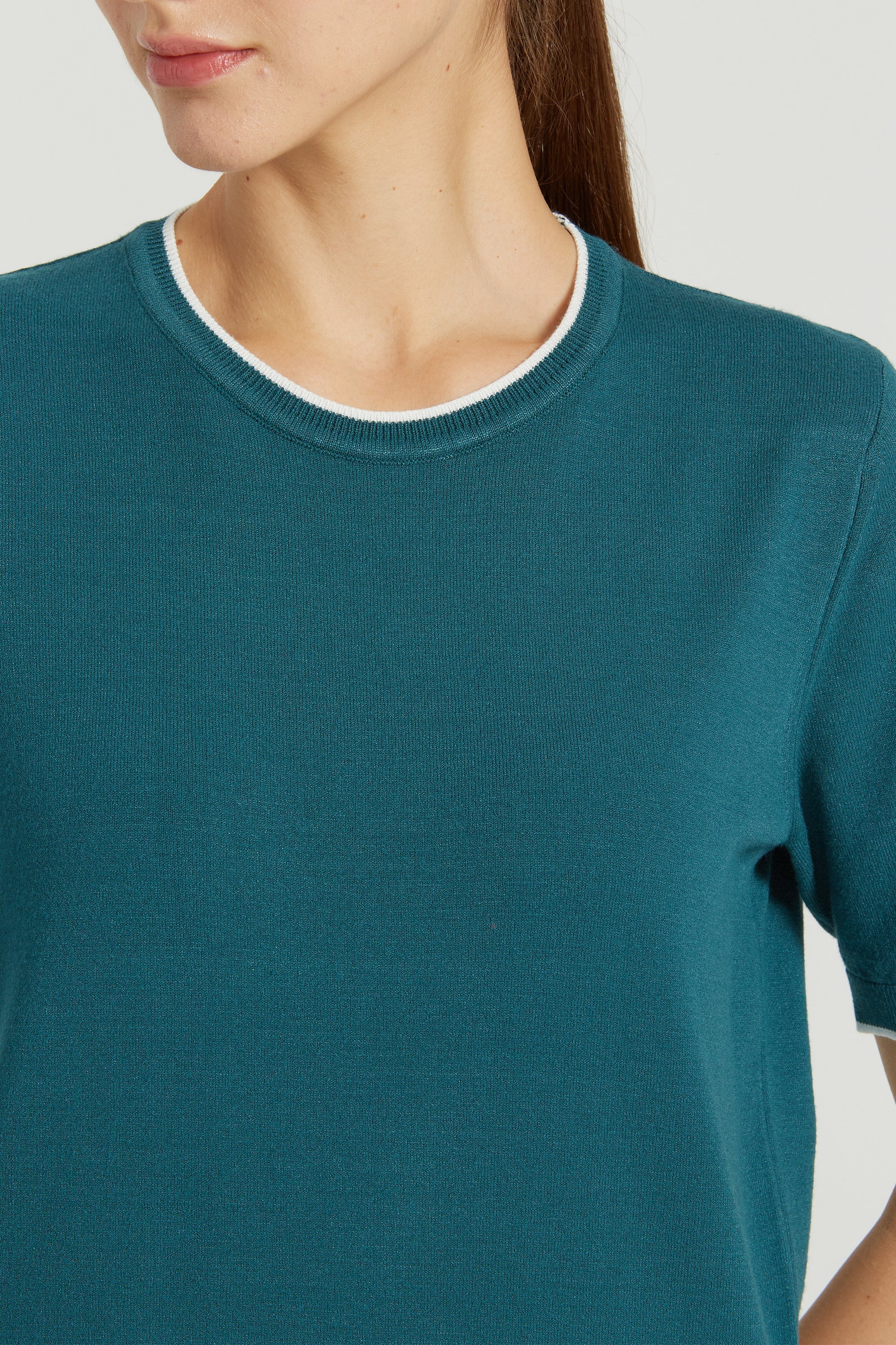 Zümrüt Yeşili Ekru Kontrast Şeritli Kadın T-Shirt  Mısırlı