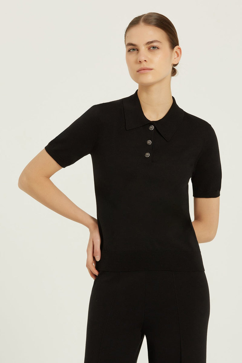 Siyah Polo Yaka Çiçek Düğmeli Kadın T-Shirt  Mısırlı