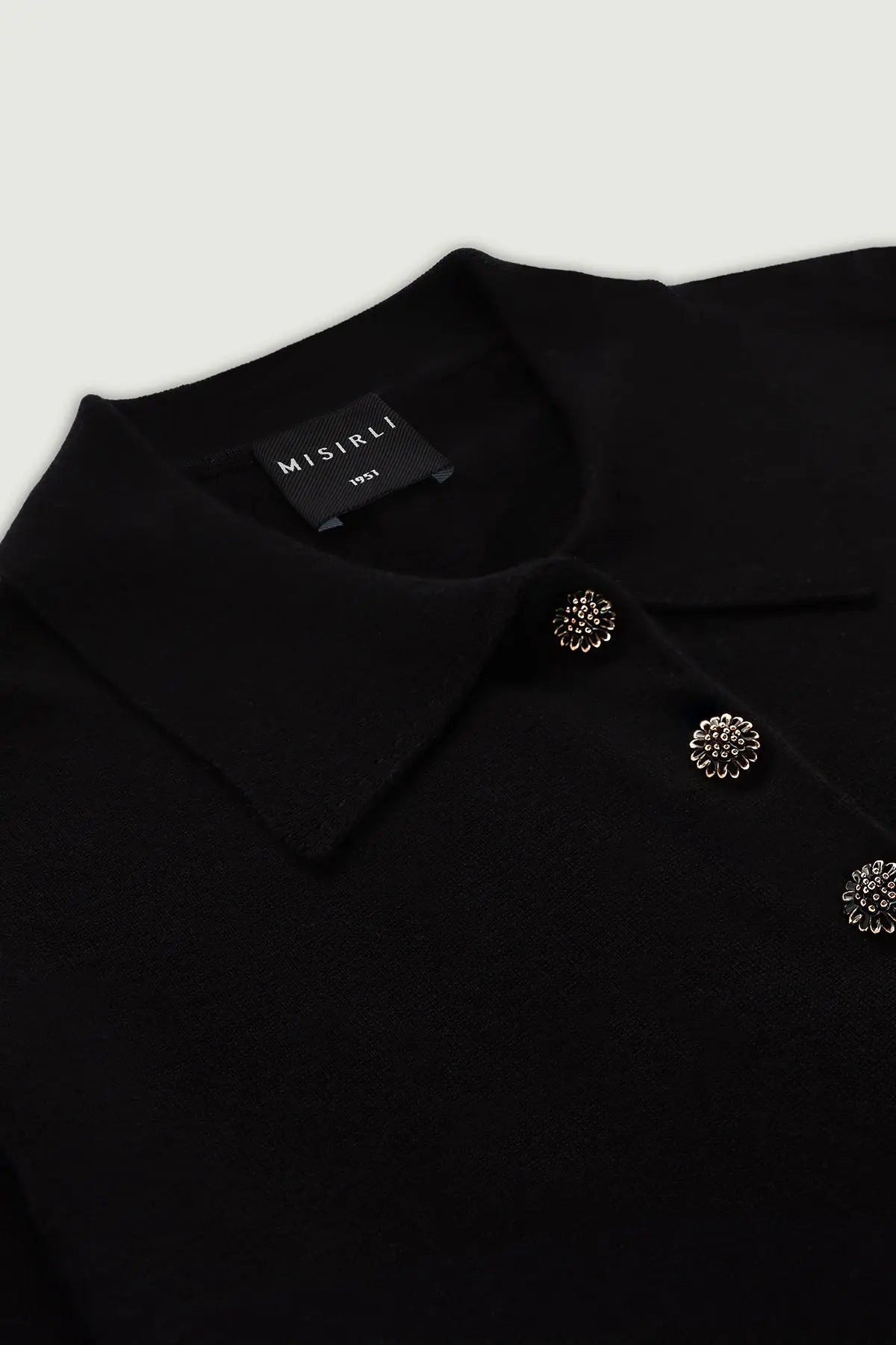 Siyah Polo Yaka Çiçek Düğmeli Kadın T-Shirt  Mısırlı